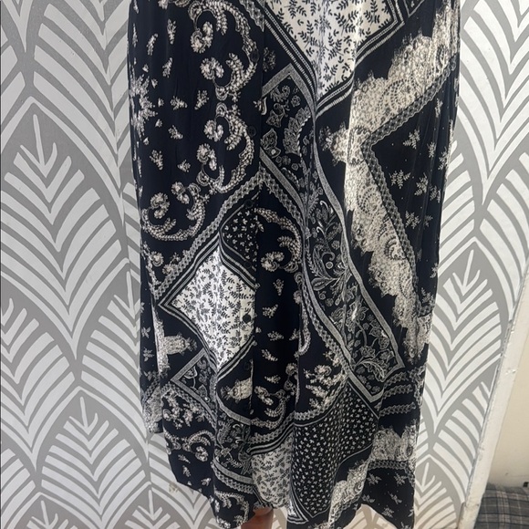 Black and White Flutter Sleeve Midi Sundress - Picture 3 of 10